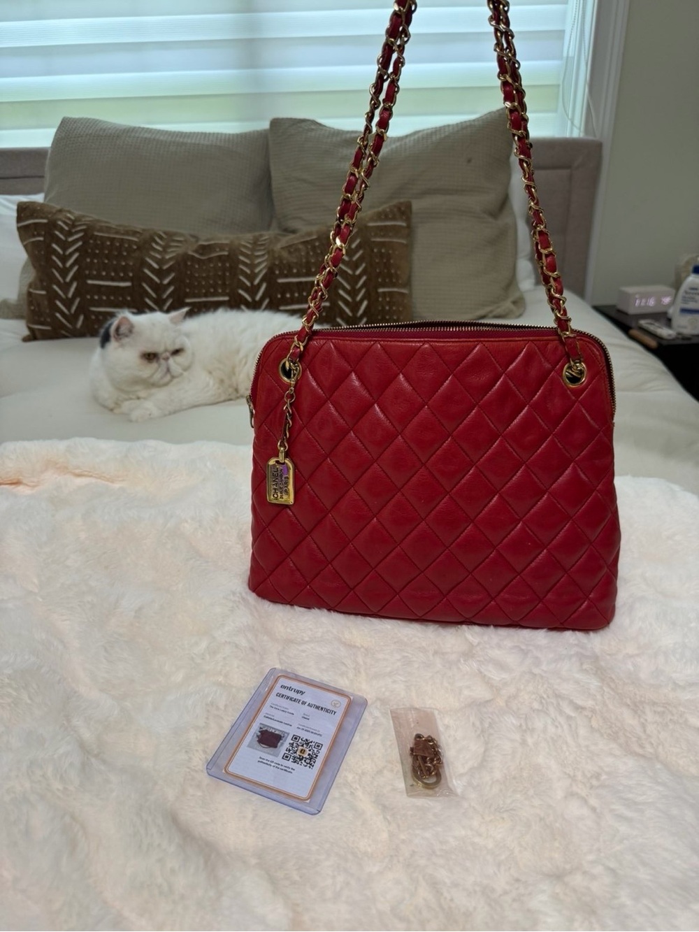 CHANEL Red Quilted Leather Shoulder Bag with Gold Chain